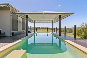 Mountain Majesty with Poolside Relaxing Getaway, Tamborine